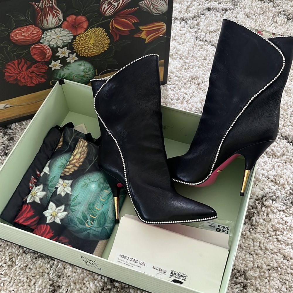 Black Gucci boots. Like New. Size 39. Have box, spare heel and caps travel bag. - Picture 5 of 6